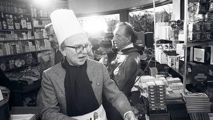 Im „Bundesbüdchen“ verkaufte auch schon mal Friedrich Nowottny Würstchen für den guten Zweck. Foto: J.H. Darchinger/Friedrich-Ebert-Stiftung