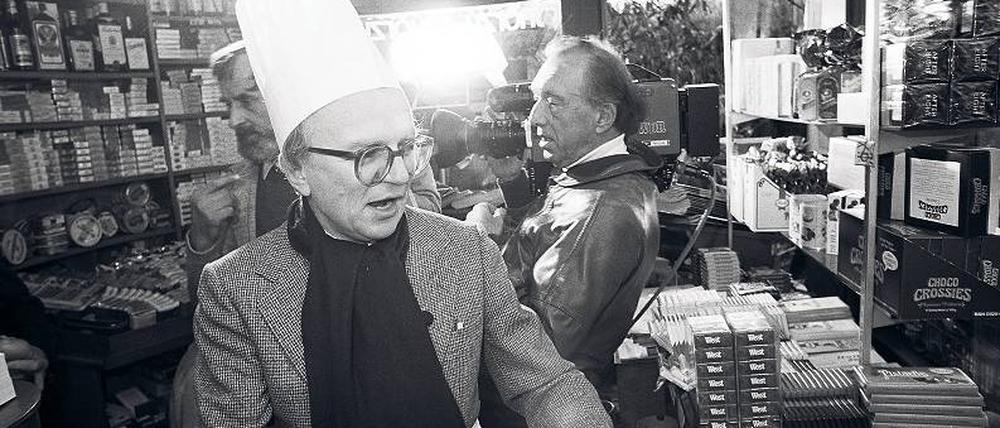 Im „Bundesbüdchen“ verkaufte auch schon mal Friedrich Nowottny Würstchen für den guten Zweck. Foto: J.H. Darchinger/Friedrich-Ebert-Stiftung