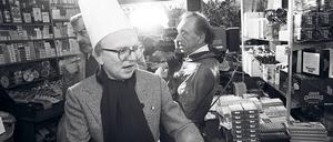 Im „Bundesbüdchen“ verkaufte auch schon mal Friedrich Nowottny Würstchen für den guten Zweck. Foto: J.H. Darchinger/Friedrich-Ebert-Stiftung
