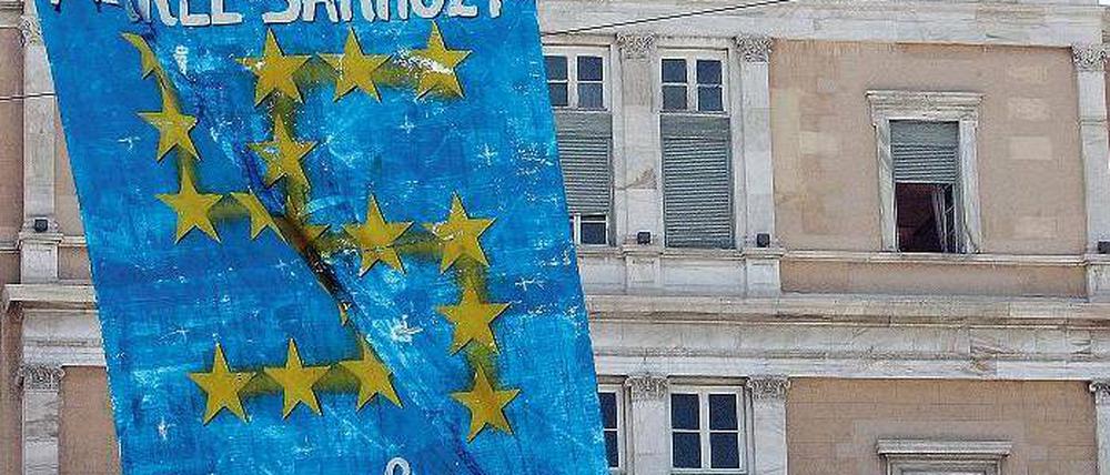 Besatzungsgefühle. Mit der Verbindung von Europaflagge und Hakenkreuz machen Demonstranten in Athen Stimmung gegen die Auflagen der EU.