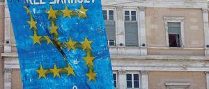 Besatzungsgefühle. Mit der Verbindung von Europaflagge und Hakenkreuz machen Demonstranten in Athen Stimmung gegen die Auflagen der EU.