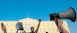 Ihr da oben, wie hier unten. Demonstranten auf dem Athener Syntagma-Platz, dem Zentrum des Protests gegen die Sparpläne. Foto: Reuters