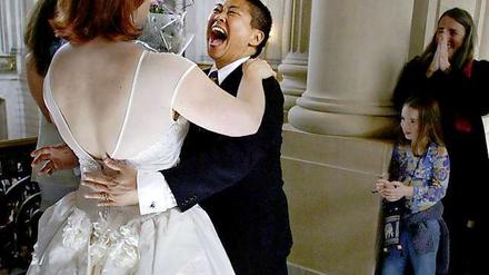 Zwei lesbische Frauen freuen sich über ihre Hochzeit in Kalifornien.