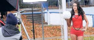 Auch ein Beitrag zum Thema mediale Weiblichkeitsinszenierungen im Frauenfußball: das Fotoshooting der Nationalspielerin Fadime Gülüc (Filiz Koc) auf dem Feld. Später liegt sie tot in der Kabine. Kommissarin Odenthal muss ran. Und DFB-Chef Zwanziger…Foto: SWR