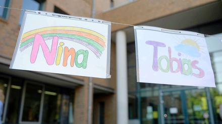 Zwei selbstgemalte Zettel sollen vor dem Gerichtsgebäude in Göttingen an die beiden getöteten Teenager erinnern. 
