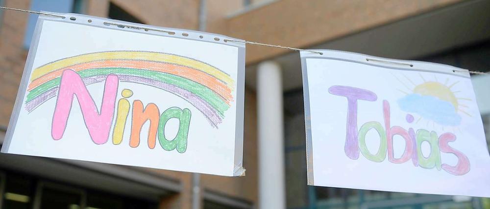 Zwei selbstgemalte Zettel sollen vor dem Gerichtsgebäude in Göttingen an die beiden getöteten Teenager erinnern.