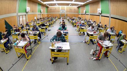 Zurück an den Tisch. Einige Schüler wiederholen das Jahr.