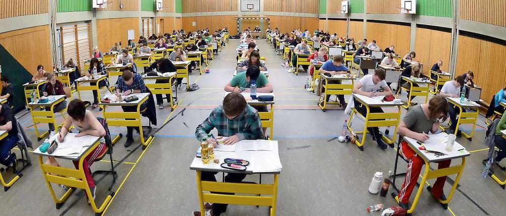 Zurück an den Tisch. Einige Schüler wiederholen das Jahr.