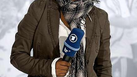 Die Fernsehmoderatorin Shary Reeves kennt sich im Frauenfußball bestens aus. Denn die gebürtige Kölnerin kickte selbst jahrelang in der Fußball-Bundesliga für den SC 07 Bad Neuenahr. Als Botschafterin der FIFA Frauen-Fußball-WM 2011 schaut sie für die jungen ARD-Radioprogramme hinter die Kulissen - in ihrer Rubrik "Frauen-Fußball-Facts mit Shary".