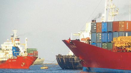 45.000 Handelsschiffe sind auf den Weltmeeren unterwegs und transportieren fast sieben Milliarden Tonnen Güter pro Jahr.