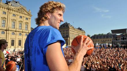 Dirk Nowitzki wird in Würzburg gefeiert.