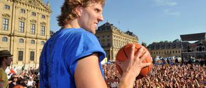 Dirk Nowitzki wird in Würzburg gefeiert.