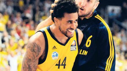 Zum Kringeln. Alba Berlins Basketballer (hier Bryce Taylor, links, und Sven Schultze) schienen in dieser Saison bereits gescheitert, können ihre wechselhafte Saison heute in Bamberg aber doch noch mit der Meisterschaft krönen. Foto: dapd