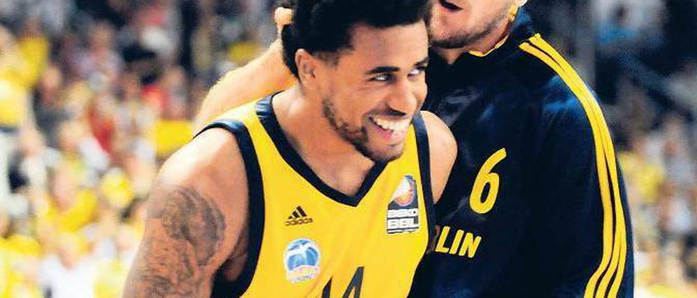Zum Kringeln. Alba Berlins Basketballer (hier Bryce Taylor, links, und Sven Schultze) schienen in dieser Saison bereits gescheitert, können ihre wechselhafte Saison heute in Bamberg aber doch noch mit der Meisterschaft krönen. Foto: dapd