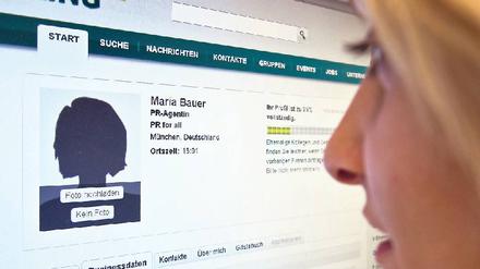 Auf der Suche im Web. Über Online-Netzwerke lässt sich schnell Kontakt zu Firmen herstellen. Foto: dpa-tmn
