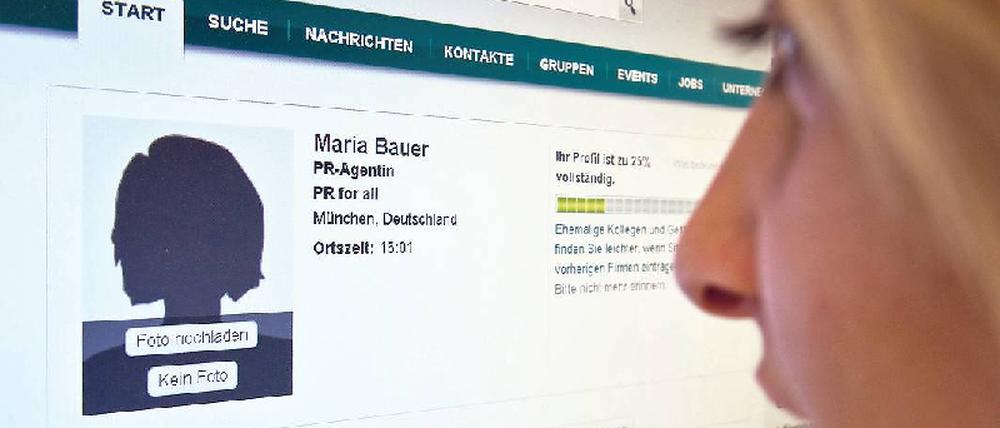 Auf der Suche im Web. Über Online-Netzwerke lässt sich schnell Kontakt zu Firmen herstellen. Foto: dpa-tmn