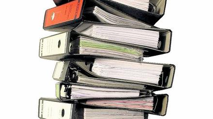 Von gestern. In deutschen Firmen wird zunehmend digital kommuniziert und gesammelt. Der klassische Ordner aus Pappe wird zum Relikt der Vergangenheit.Foto: dpa