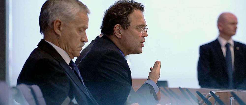 Innenminister Hans-Peter Friedrich und der Präsident des Verfassungsschutzes, Heinz Fromm (links).
