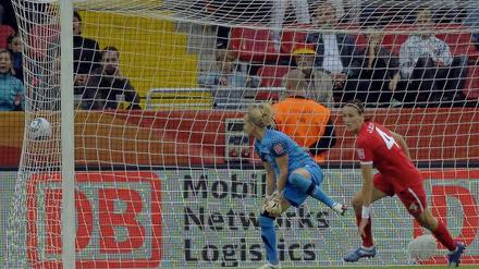 Auftakt zur Wende. Jill Scott erzielt das 1:1 für England.