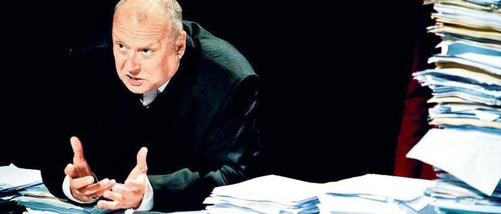 Indianer in Tarnkleidung. Thomas Thieme als Karl May in Thomas Schadts Inszenierung. 