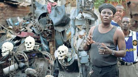 Wir sind die Ghettokünstler. André Eugène mit Auszubildenden in seinem Freilichtmuseum in Port-au-Prince. 