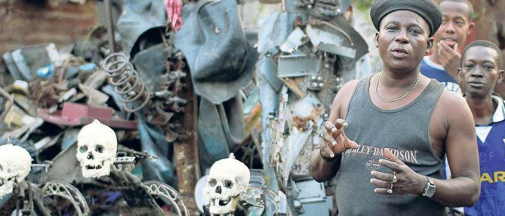 Wir sind die Ghettokünstler. André Eugène mit Auszubildenden in seinem Freilichtmuseum in Port-au-Prince. 