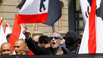 Neonazis in Kreuzberg: Am U-Bahnhof Mehringdamm eskalierte am Samstag die Situation.