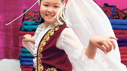 Azhar tanzt. Das zehnjährige Mädchen aus Kirgisistan lebt erst seit April mit seiner Familie in Berlin. Am Sonnabend wird Azhar anlässlich des All Nations Festivals traditionelle Trachten in der kirgisischen Botschaft vorführen. 