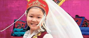 Azhar tanzt. Das zehnjährige Mädchen aus Kirgisistan lebt erst seit April mit seiner Familie in Berlin. Am Sonnabend wird Azhar anlässlich des All Nations Festivals traditionelle Trachten in der kirgisischen Botschaft vorführen. 