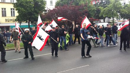 Der Aufmarsch der Neonazis geriet zeitweise völlig außer Kontrolle. Die Rechtsextremen gingen äußerst aggressiv gegen Migranten und Gegendemonstranten vor.
