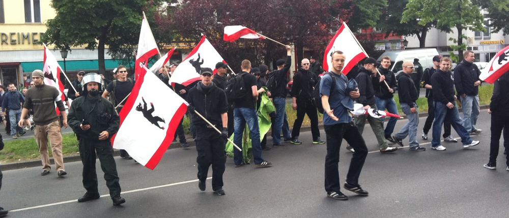Der Aufmarsch der Neonazis geriet zeitweise völlig außer Kontrolle. Die Rechtsextremen gingen äußerst aggressiv gegen Migranten und Gegendemonstranten vor.