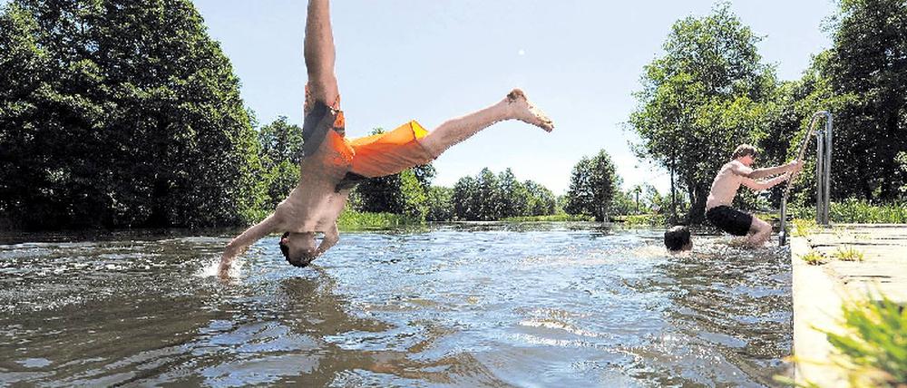 Zwischenstopp. Auf der Radtour nach Lübben gibt’s viele Badegelegenheiten. Foto: AFP
