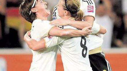 Zurückgemeldet. Annike Krahn, Inka Grings und Lena Goeßling (v. l.) feiern ihre starke Leistung gegen Frankreich.