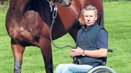 Fest im Griff. Gereons Trainer und Besitzer Christian Zschache sitzt seit einem Reitunfall im Rollstuhl. Foto: Imago