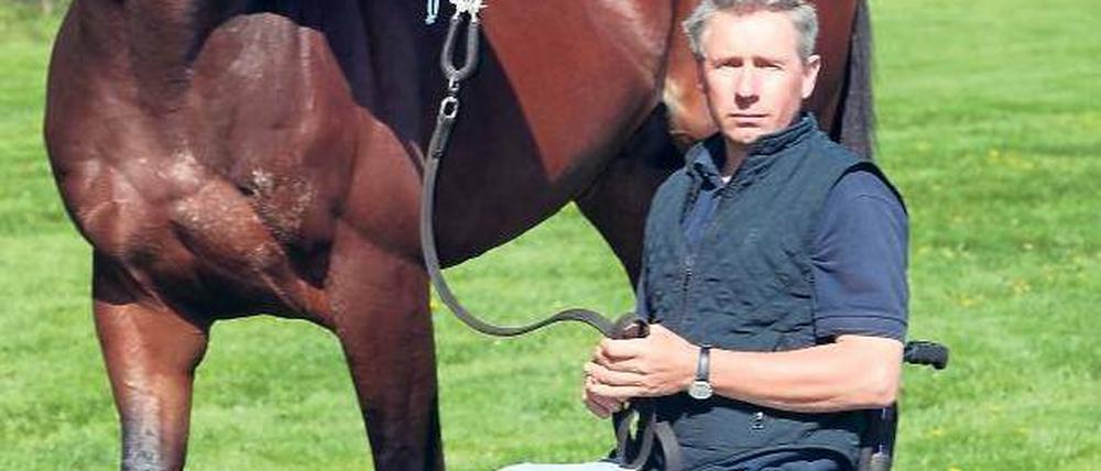 Fest im Griff. Gereons Trainer und Besitzer Christian Zschache sitzt seit einem Reitunfall im Rollstuhl. Foto: Imago