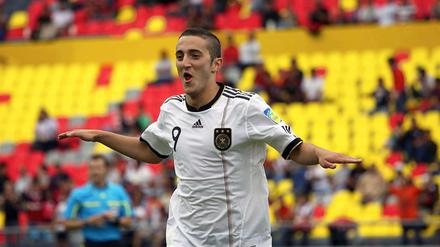 Gleich hebt er ab. Samed Yesil feiert eines seiner beiden Tore beim 3:2 gegen England.