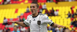 Gleich hebt er ab. Samed Yesil feiert eines seiner beiden Tore beim 3:2 gegen England.