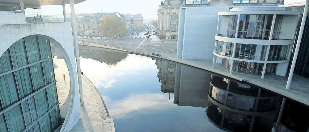 Nicht rundum sicher. Ein Beamter, der das Parlamentsviertel eigentlich schützen sollte, beging am Mittwochabend eine Verzweiflungstat. Er überfiel maskiert und bewaffnet die Postfiliale im Marie-Elisabeth-Lüders-Haus (im Bildhintergrund). Spielschulden sollen das Motiv gewesen sein. Die Debatte um die Sicherheit der Bundesbauten ist damit neu entbrannt. Foto: dpa