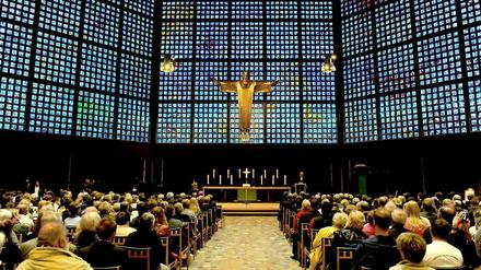 So gut besucht sind die Kirchen in Berlin selten: ökumenischer Gottesdienst in der Kaiser-Wilhelm-Gedächtniskirche.