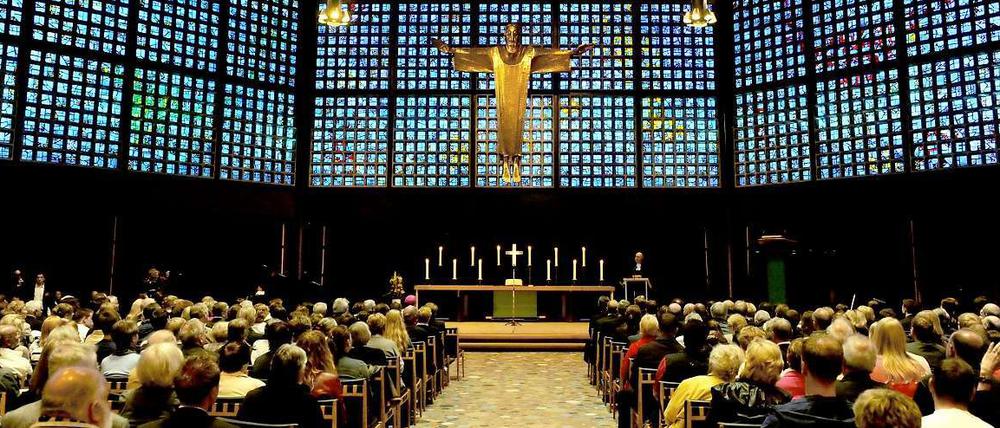 So gut besucht sind die Kirchen in Berlin selten: Ökumenischer Gottesdienst in der Kaiser-Wilhelm-Gedächtniskirche zur Frauenfußball-WM am 26.06.11.