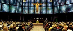 So gut besucht sind die Kirchen in Berlin selten: ökumenischer Gottesdienst in der Kaiser-Wilhelm-Gedächtniskirche.
