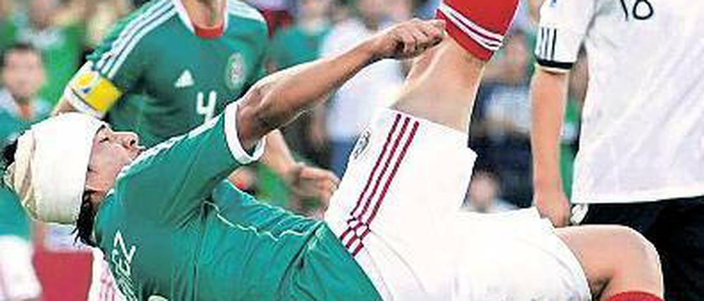 Fischer und Hoeneß in einem. Mexikos Julio Gomez trifft mit einem Fallrückzieher à la Klaus Fischer und einem Turban à la Dieter Hoeneß zum 3:2-Sieg. Foto: AFP