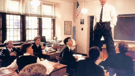 Werde, der du bist. Bildung schult den Charakter: Dafür steht auch Robin Williams als Lehrer im Film „Club der toten Dichter“. Allerdings setzt sich heute immer mehr die Lernweise asiatischer Länder durch, die funktionale Gesellschaftsmitglieder entwickeln will.