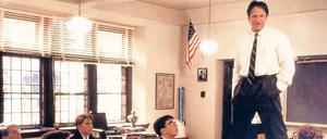 Werde, der du bist. Bildung schult den Charakter: Dafür steht auch Robin Williams als Lehrer im Film „Club der toten Dichter“. Allerdings setzt sich heute immer mehr die Lernweise asiatischer Länder durch, die funktionale Gesellschaftsmitglieder entwickeln will.