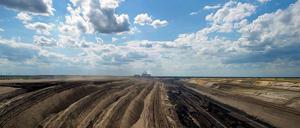 Braunkohle-Tagebau des Vattenfall-Konzerns bei Jänschwalde .Aus Jänschwalde und Cottbus-Nord werden täglich zirka 60.000 Tonnen Braunkohle gefördert. Mit dieser Energie kann der Tagesbedarf einer Großstadt gedeckt werden. 