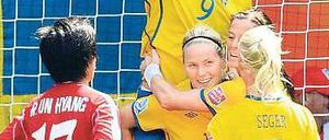 Leistungsträgerin. Schwedens Torschützin Lisa Dahlkvist (Mitte) schultert Jessica Landstrom. Foto: dapd