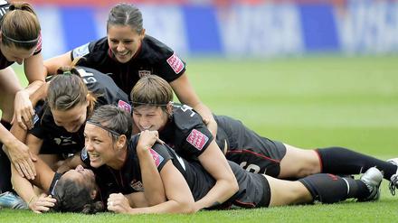 Jubel bei den US-Frauen. Nach einem dramatischen Spiel gegen Brasilien steht der Olympiasieger im Halbfinale der WM.