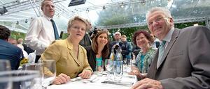 Grünen-Fraktionsvorsitzende Renate Künast und der grüne Ministerpräsident von Baden-Württemberg Winfried Kretschmann auf dem traditionellen Stallwächterfest.