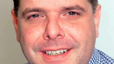 Sean Hoare, ein früherer Reporter des Boulevardblatts „News of the World“, der brisante Details der Affäre öffentlich gemacht hatte, wurde am Montag tot aufgefunden. Die Leiche des Enthüllungsjournalisten sei in seinem Haus in Watford nördlich von London entdeckt worden, teilte die Polizei mit. Die Umstände des Todes erschienen "nicht verdächtig", hieß es rasch.