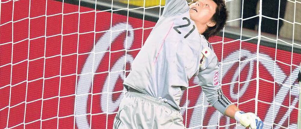 Größe zeigen. Japans Torhüterin